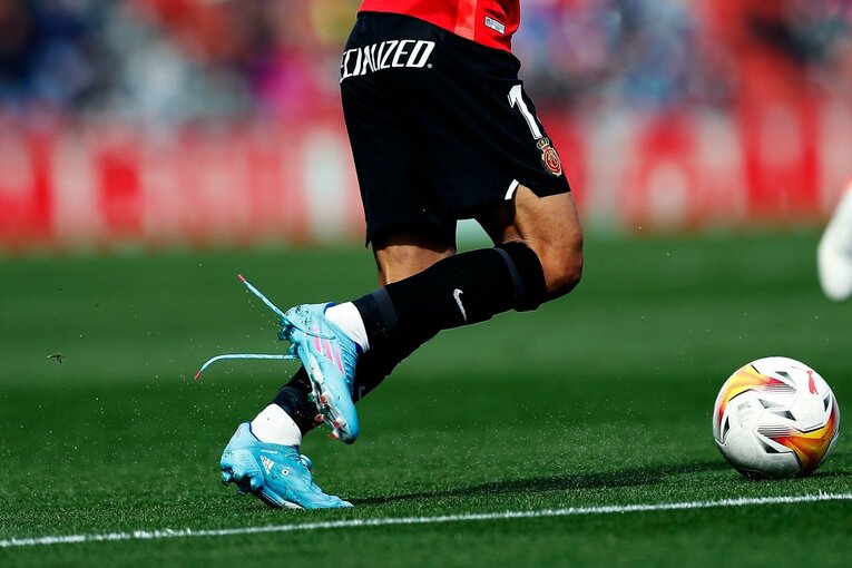 久保建英が“不可解判定”に怒った！ ラフプレーに抗議→イエローも…「バモス！クボ」とファンが信頼する理由〈撮影者の視点〉(11)