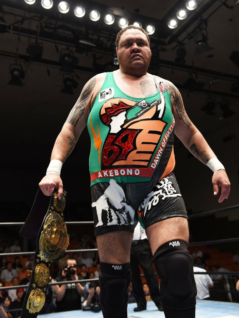 三冠王座のベルトを手にする曙　©Essei Hara