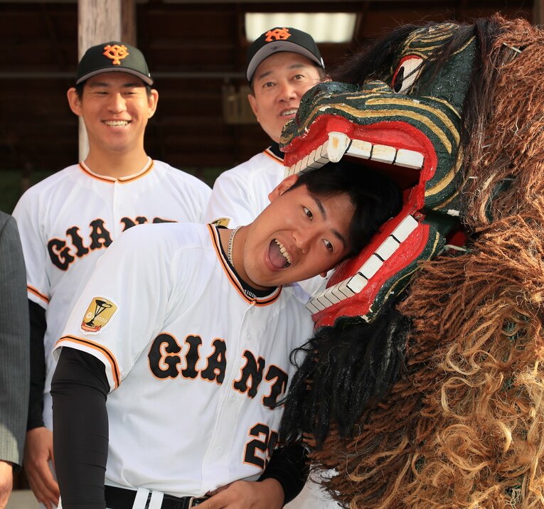 今年の春の沖縄キャンプ。原監督ではなく、岡本和真が獅子舞にかまれる役に　©Sankei Shimbun