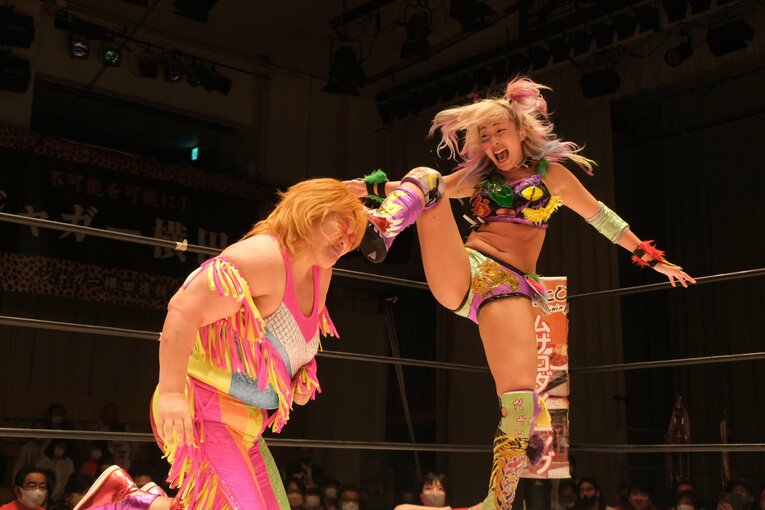 ウナギの顔面蹴りが井上京子にヒット　©Norihiro Hashimoto