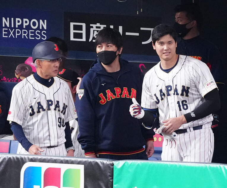 大谷は水原通訳を指さして、カメラにアピール？　©AFLO