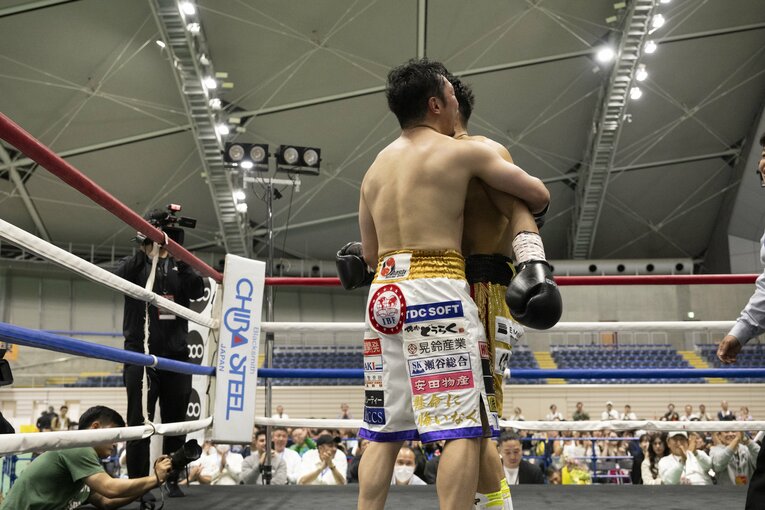 引退興行で八重樫東にねぎらわれる木村翔　©Tadashi Hosoda