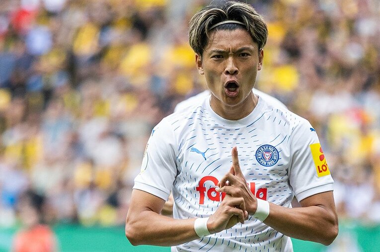 今季ドイツで５ゴール。町野修斗はトレードマークの「忍者ポ－ズ」とともに、FWとして着実に実績を積んでいる ／ photograph by DPA/JIJI PRESS