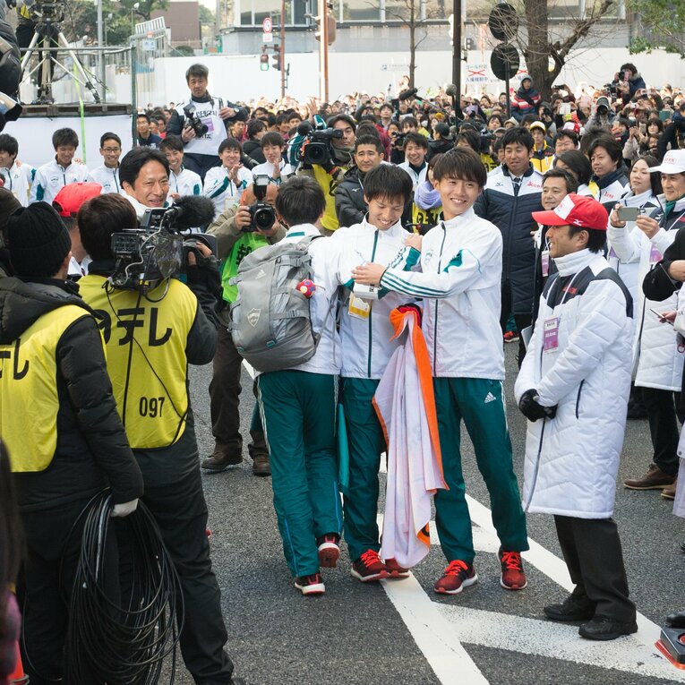 優勝を喜ぶエースの一色恭志　©︎BUNGEISHUNJU