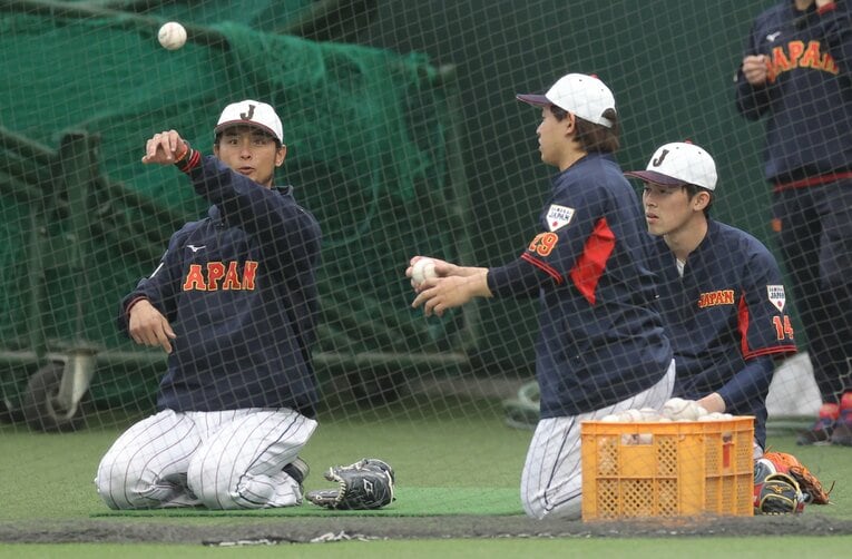 17日の全体練習後、個別練習でダルビッシュの指導を受けた宮城と佐々木朗希　©Sankei Shinbun