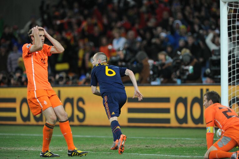 南アフリカW杯決勝でのゴール　©JMPA