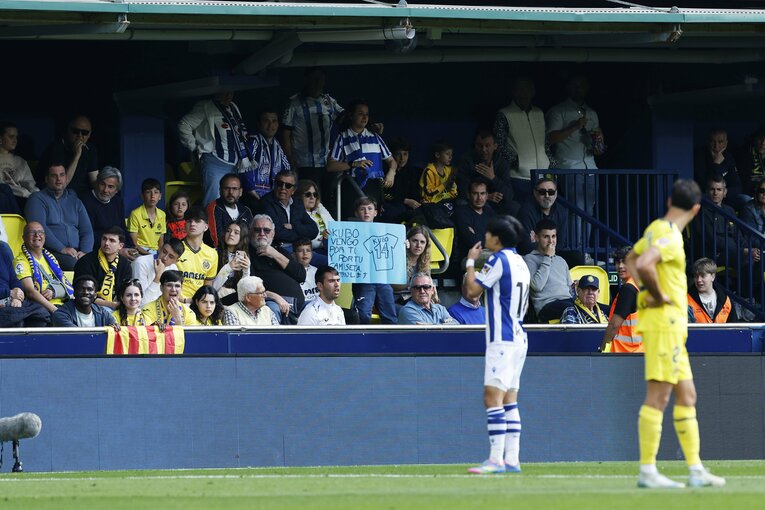 後半の逆転弾後、サポーター席と言葉を交わす久保　©Daisuke Nakashima