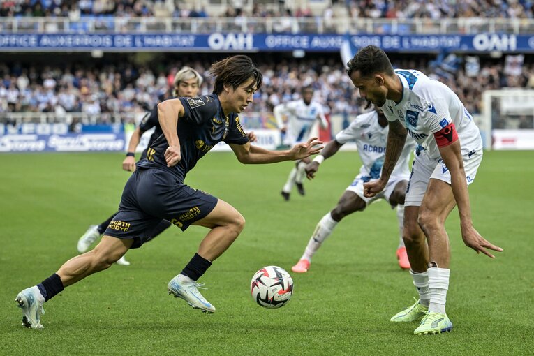 オセール戦の中村　©AFP JIJI PRESS