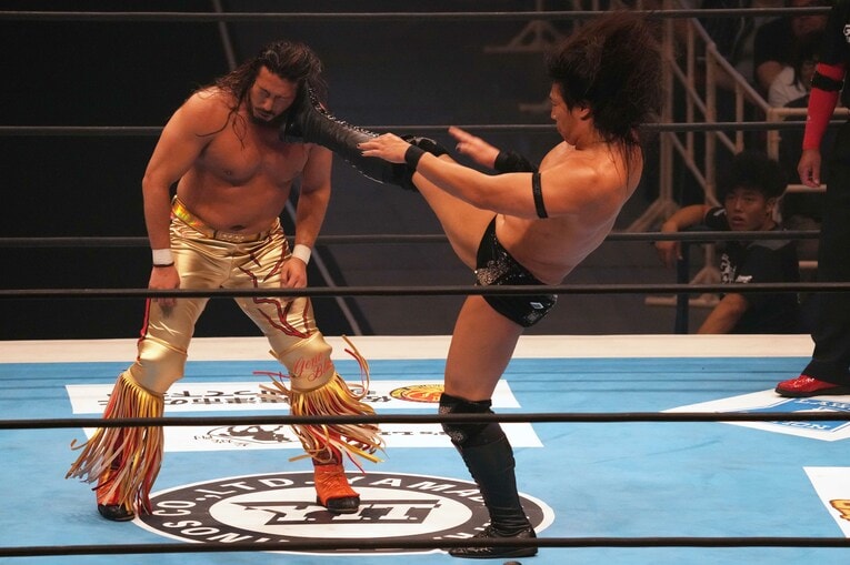 竹下幸之介は辻陽太の顔面に強烈な蹴りを見舞う　©Essei Hara