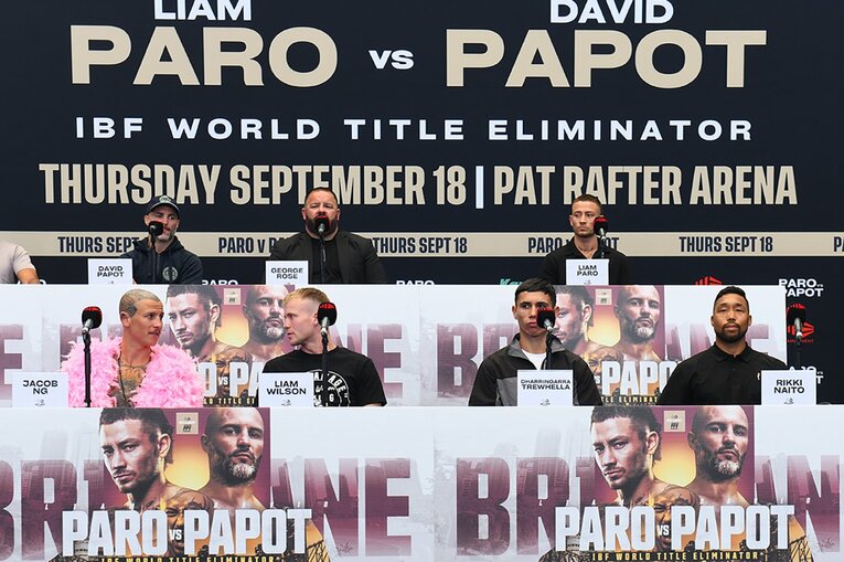 プレスカンファレンスの様子。“フラミンゴ”ジェイコブ・ンは、ド派手なピンクの羽をまとって会見に登場した　©Kokou Sekine