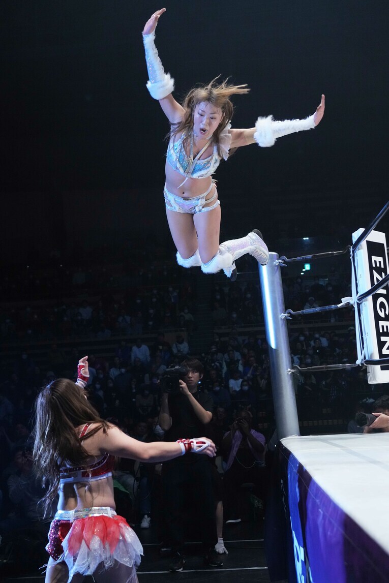 プランチャを放つ桜井麻衣　©Essei Hara