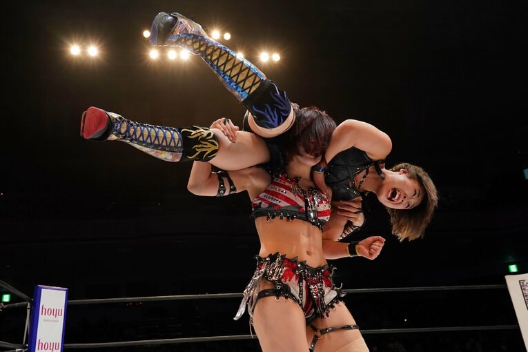 3月27日の両国国技館、林下詩美に担ぎ上げられるMIRAI