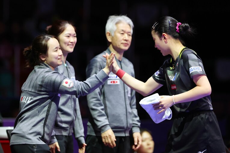 2024年の世界卓球団体決勝、張本美和をねぎらう伊藤美誠　©AFLO