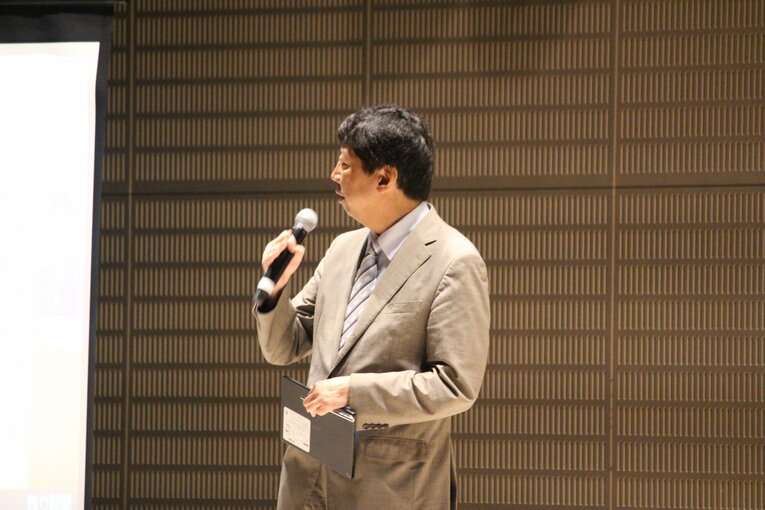 中日ホールで行われた大盤解説会の壇上に立つ杉本昌隆八段　©Number Web