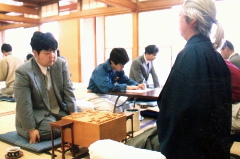 98年2月、B級1組順位戦で田丸昇八段（手前右）に勝ち、A級カムバックを決めた村山聖八段 ／ photograph by Kyodo News