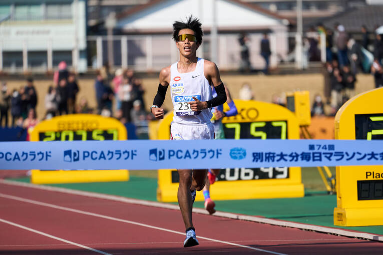 2時間7分59秒で7位に入った中大のエース・溜池　©AFLO