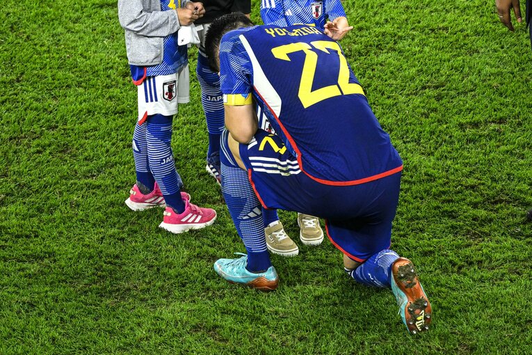 子どもを前に崩れ落ちる吉田麻也　©JMPA