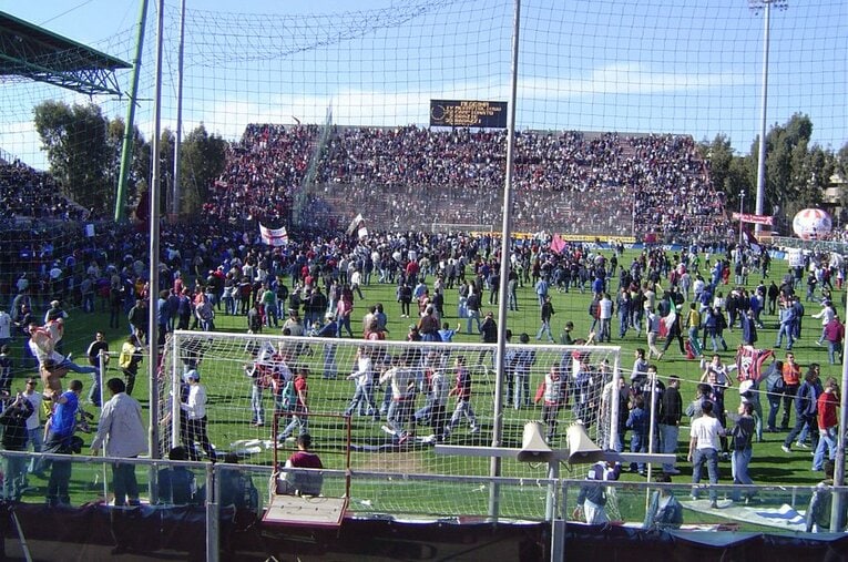 潜入写真！無法ウルトラスの実態。スタジアム内を包む炎に発煙筒……。(26) ／ photograph by Takashi Yuge