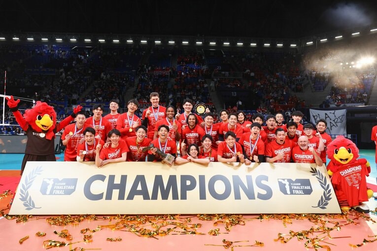 Vリーグファイナルを制し、2年ぶりの優勝を果たしたサントリーサンバーズ　©︎JVL