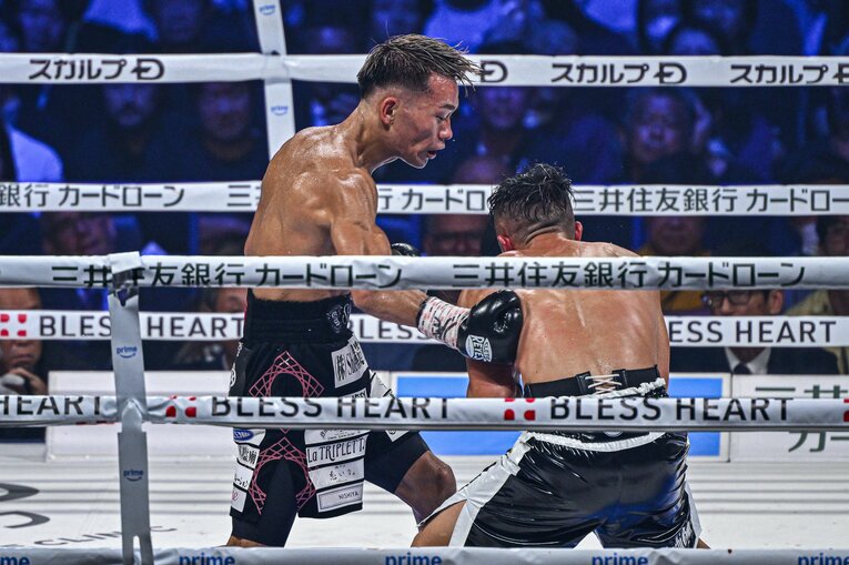 鉄壁のディフェンス力を誇る井上拓真に対して、堤聖也は休むことなく手を出し続けた　©Takuya Sugiyama