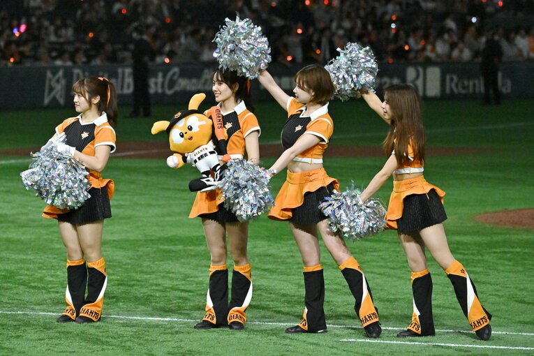 試合を盛り上げる巨人の公式マスコットガール「VENUS」　©Hideki Sugiyama