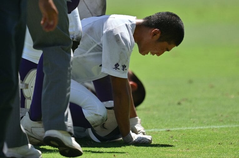 ゲームセット後、アルプススタンドへの挨拶で涙にくれる関東一の坂本慎太郎。甲子園準優勝した2年の夏を経て、どんな野球人となるか ／ photograph by Hideki Sugiyama