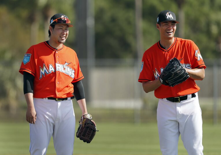 MLBマーリンズ時代、チームメイトだったチェンと田澤　©AFLO