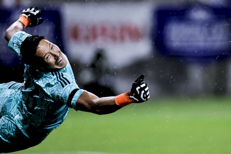 シュミット・ダニエルの横っ飛び　©Kiichi Matsumoto/JMPA