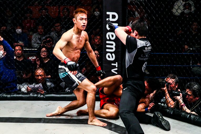 2ラウンドで見事KO勝ちを決めた　©Susumu Nagao