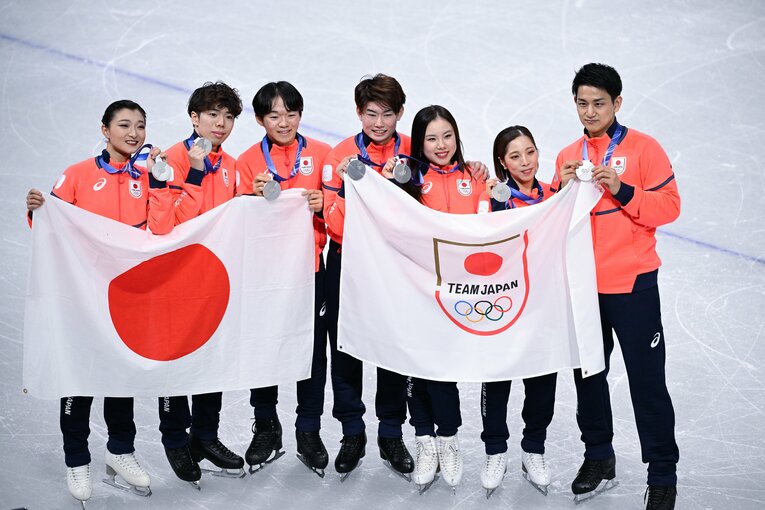 【団体戦ペア】フィギュア団体で銀メダルを獲得した日本チーム　©Asami Enomoto／JMPA