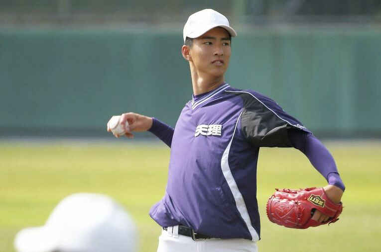 準決勝当日の事前練習でキャッチボールする天理エース、達孝太 ／ photograph by KYODO