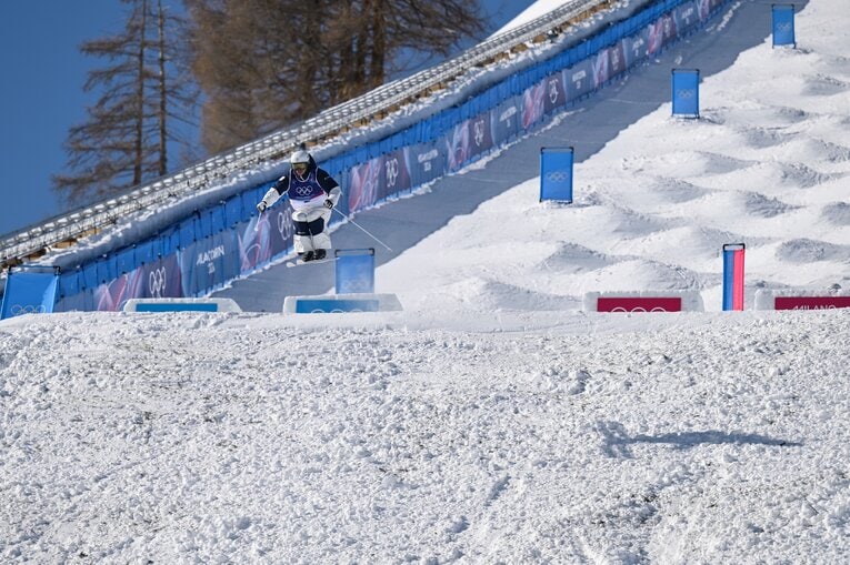デュアルモーグル決勝の堀島のゴールの瞬間を連続写真で！　©Nanae Suzuki/JMPA