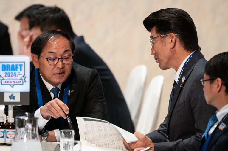 選手リストを検討するDeNA陣営　©Nanae Suzuki