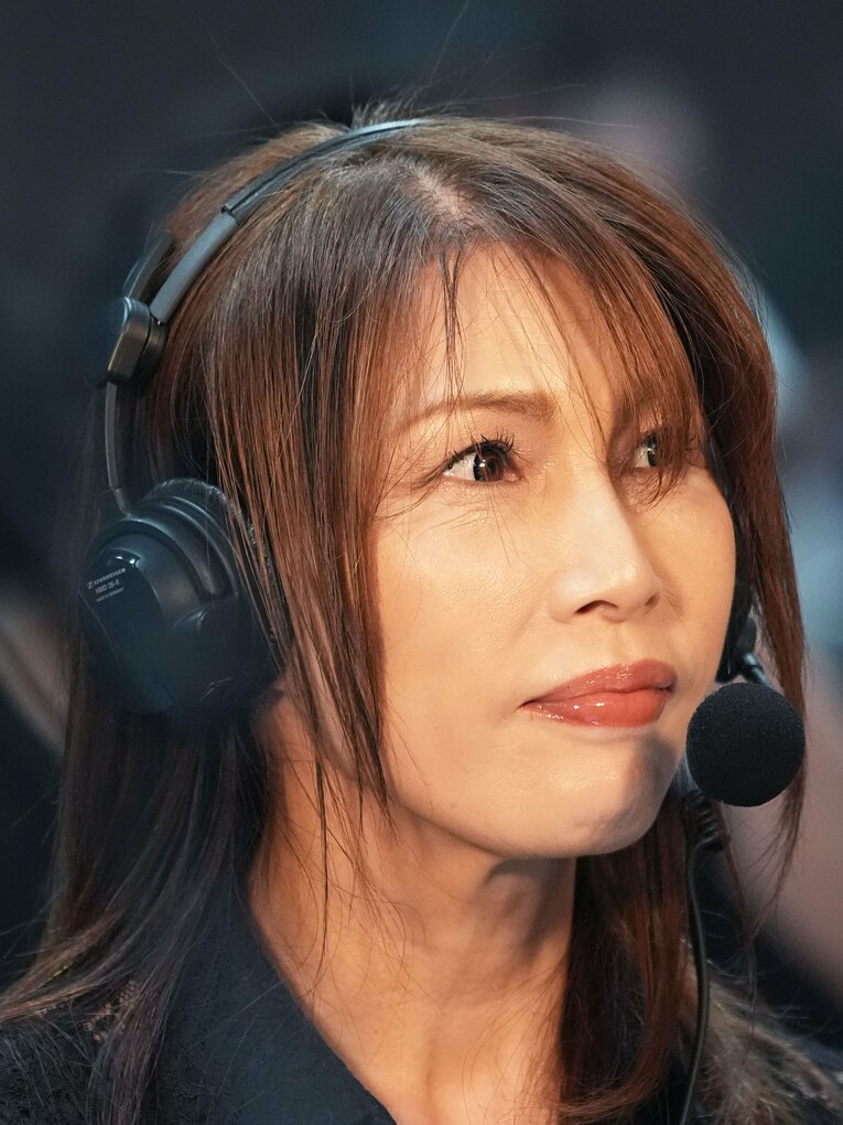 解説席から心希のデビュー戦を見つめていた大向美智子　©Essei Hara