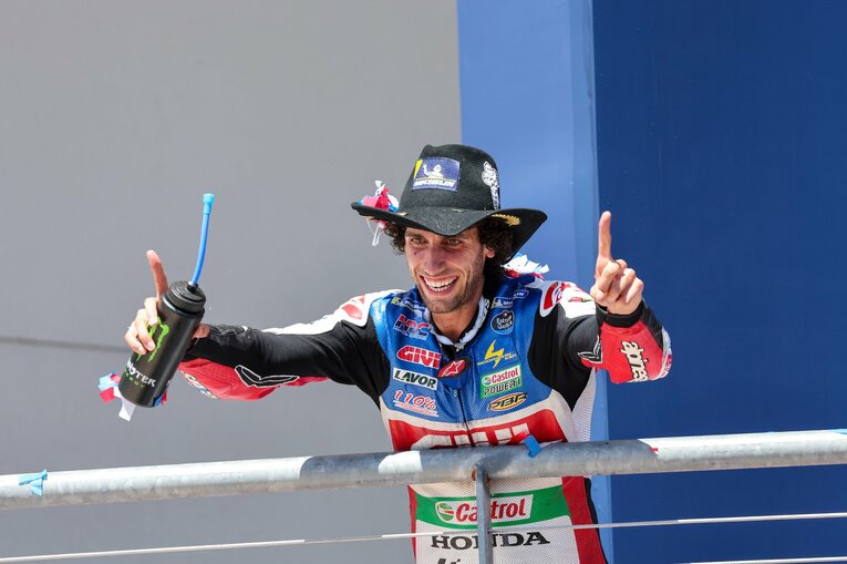 表彰台で喜ぶリンス　©Satoshi Endo