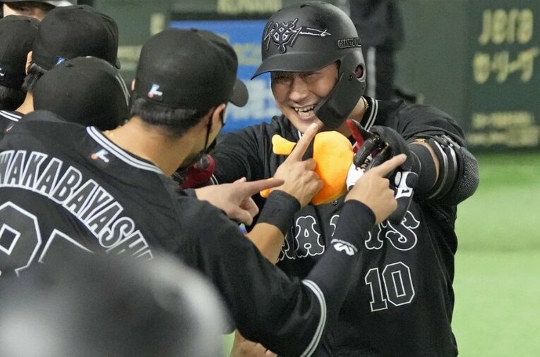 9月8日のDeNA戦で逆転3ランを放ち、巨人ナインに迎えられる中田翔 ／ photograph by SANKEI SHIMBUN