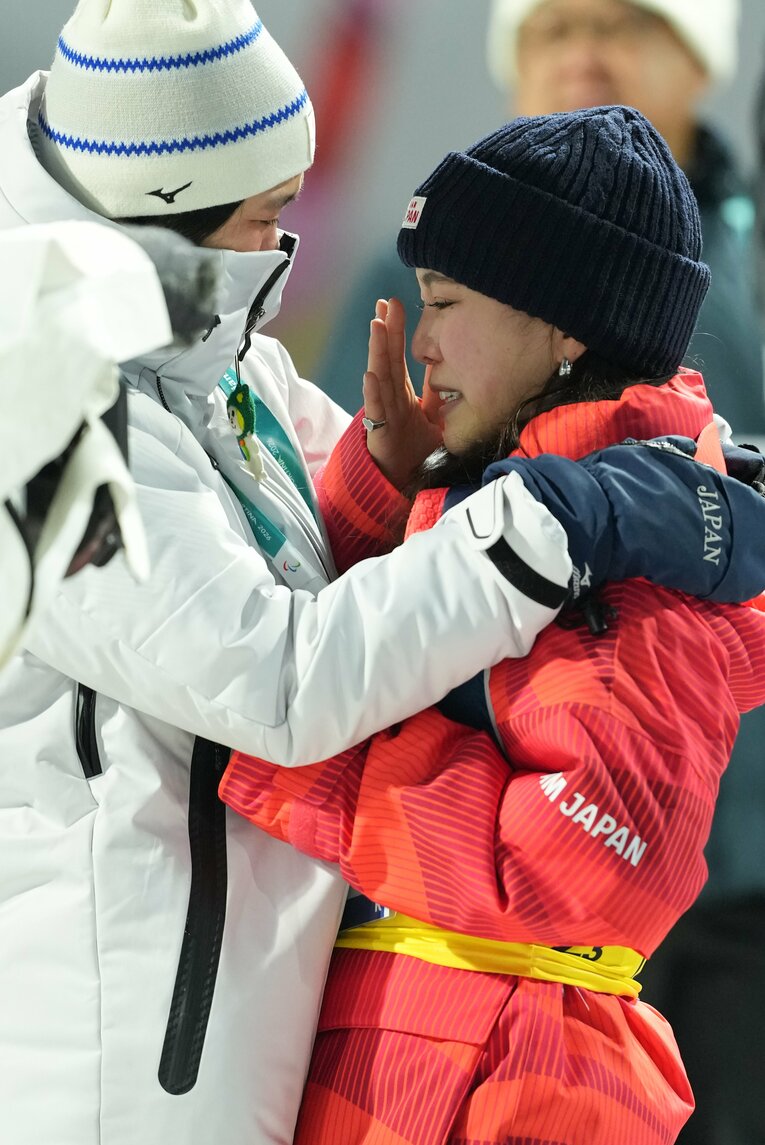 ミラノ五輪混合団体で銅メダルを獲得した高梨。伊藤からのハグに、思わず涙がこぼれた【スワイプするとそのほかの写真もご覧になれます】　©Tsutomu Kishimoto／JMPA