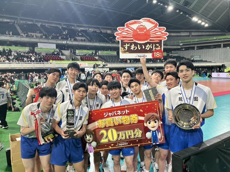 大会後、笑顔で写真に収まる駿台学園の選手たち（バレーボール部提供）