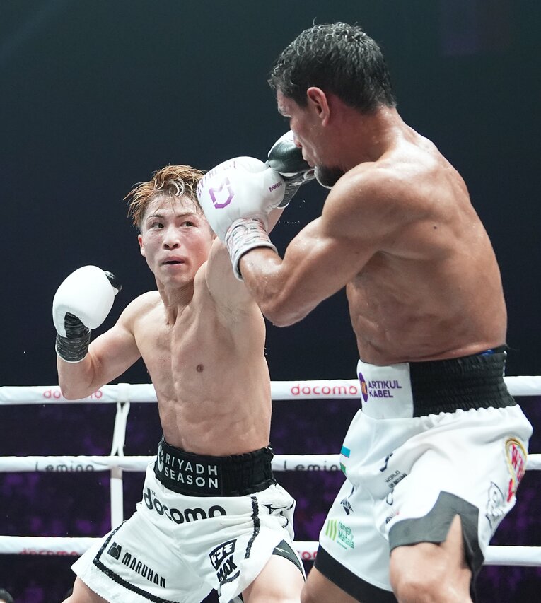 井上尚弥のジャブを警戒して距離を詰められないアフマダリエフ　©Naoki Fukuda