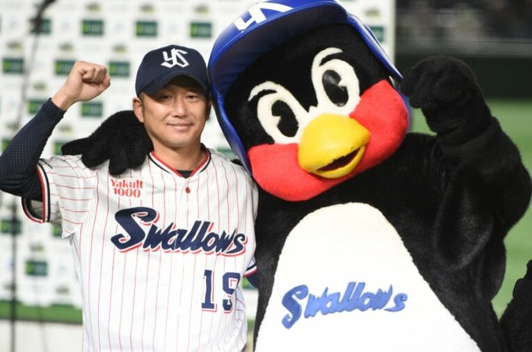 第2戦で勝利投手となった石川雅規とつば九郎の笑顔の2ショート ／ photograph by Naoya Sanuki