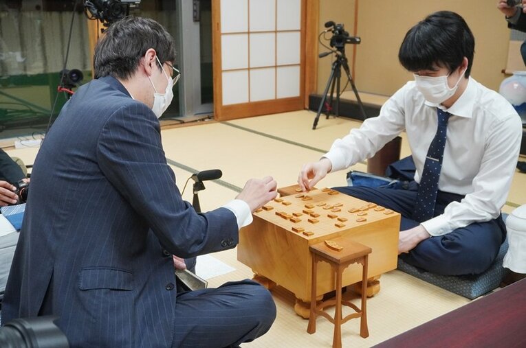 藤井聡太五冠が名人戦挑戦者となったA級プレーオフ。順位戦は各クラスで壮絶な戦いが続いた ／ photograph by JIJI PRESS