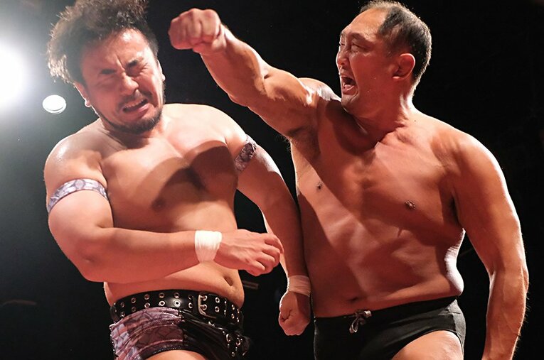 大谷晋二郎（写真右）の激しい戦いぶりが胸に迫る……とにかくストレートに熱いプロレスが見られるZERO1。“破壊王イズム”は、どんな観客にも届く魅力に溢れている。 ／ photograph by NORIHIRO HASHIMOTO