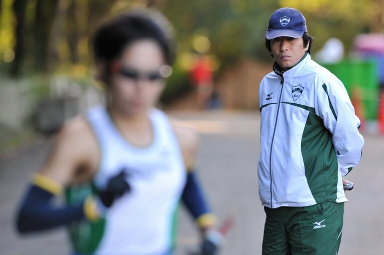 厳しい目つきで練習を見つめる原晋監督（写真は2009年）©Takashi Shimizu