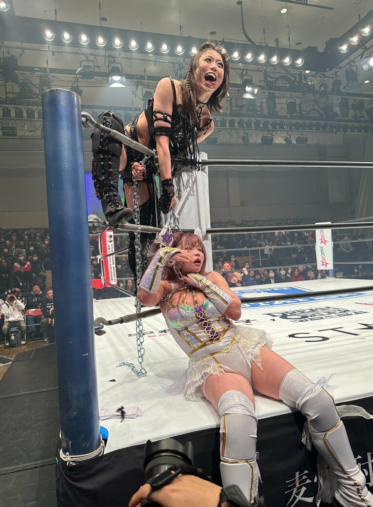 チェーンを使ってたむの首を絞める上谷　©Norihiro Hashimoto