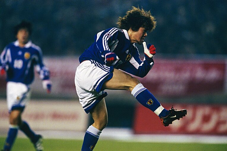 2000年12月、日韓戦での酒井友之。2013年8月に現役引退。その後、浦和に戻って指導者の道を歩む。現在は同クラブのジュニアユースコーチを務める。 ／ photograph by Kazuya Gondo/AFLO SPORT