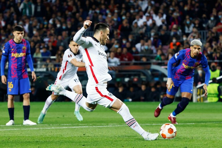 「初めて日本人がバルサのカンプノウで勝利」歴史的瞬間を撮った… 鎌田大地のアシストと献身に感動した理由〈長谷部誠も出場〉(9)