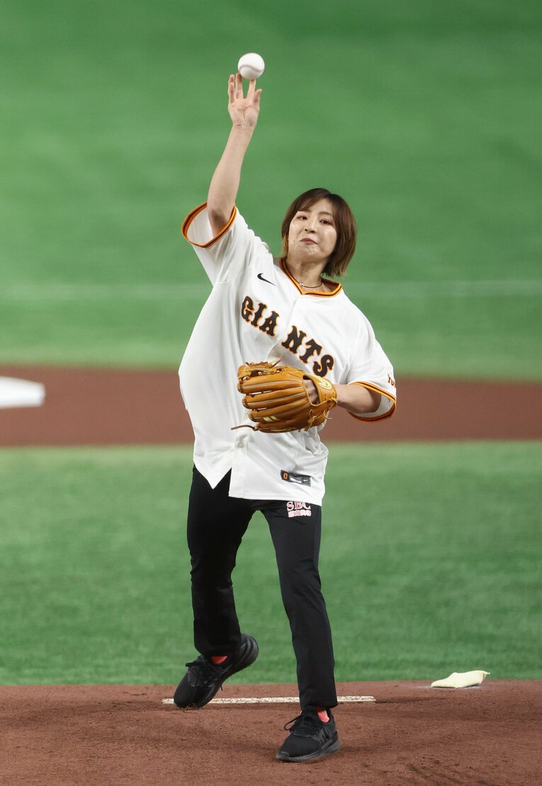 巨人戦の始球式に登場した角田夏実。背番号は「723」だった（2024年10月）©︎JIJI PRESS