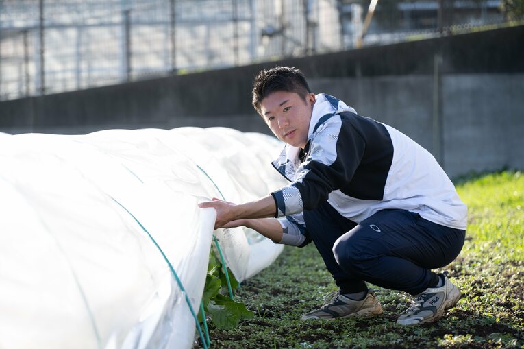 大根を大事に見守る加藤さん　©Nanae Suzuki