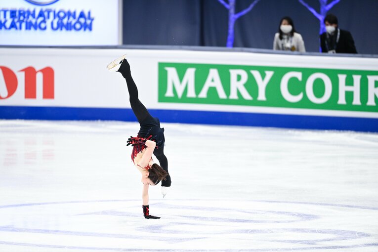 2021年3月の世界選手権SP、側転を披露する紀平　©Asami Enomoto