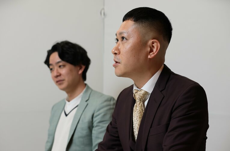 取材の日はネクタイの裏地を見せるケープノットという結び方だった